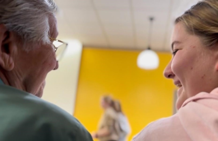 Service-a-la-personne Une élève de 4ème avec une personne âgée à l'EHPAD