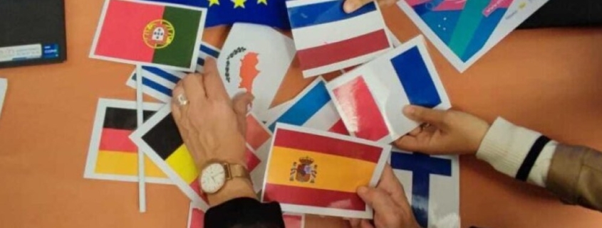 des élèves réorganisent des drapeaux de l'Union Européenne