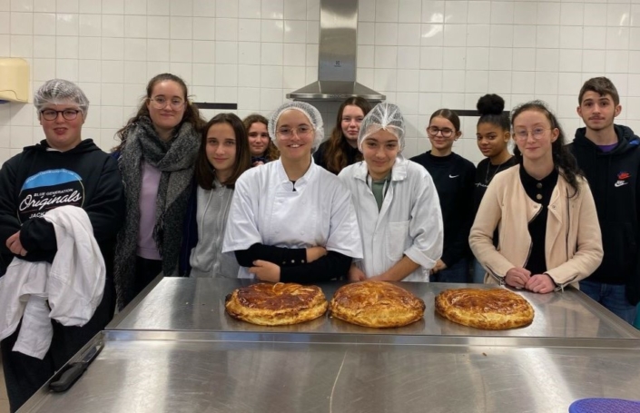 epi-cuisine Nos 3èmes devant des galettes qu'ils ont réalisés en EPI cuisine