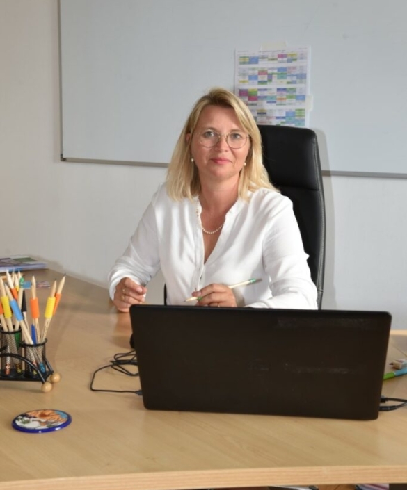 mme-crepin-directrice Photo de Madame Crépin, la directrice, à son bureau