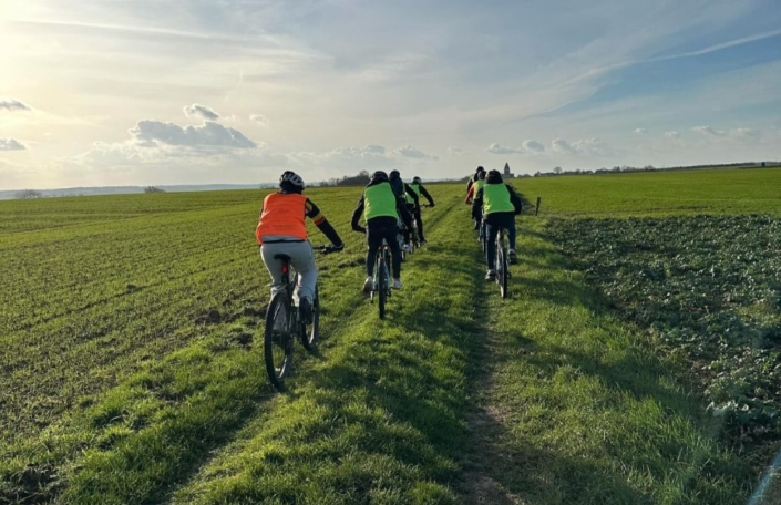sortie-velo-min Nos 3èmes en activité vélo devant un soleil levant