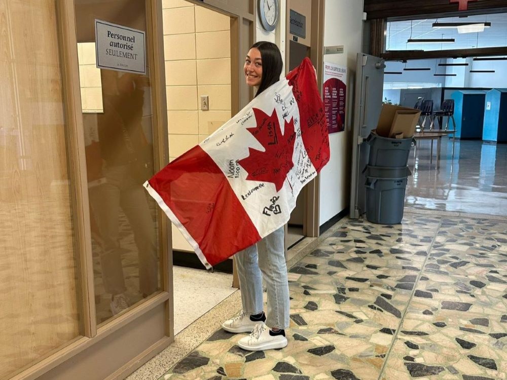 Une élève tenant un drapeau canadien