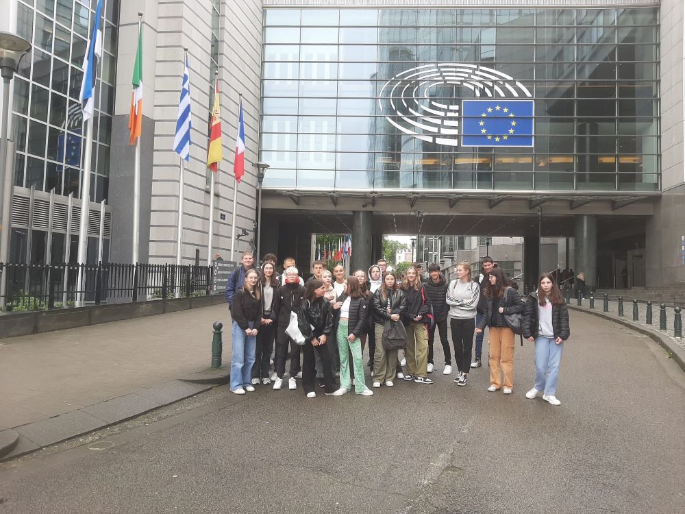 Les élèves de 3ème devant le parlement européen à Bruxelles